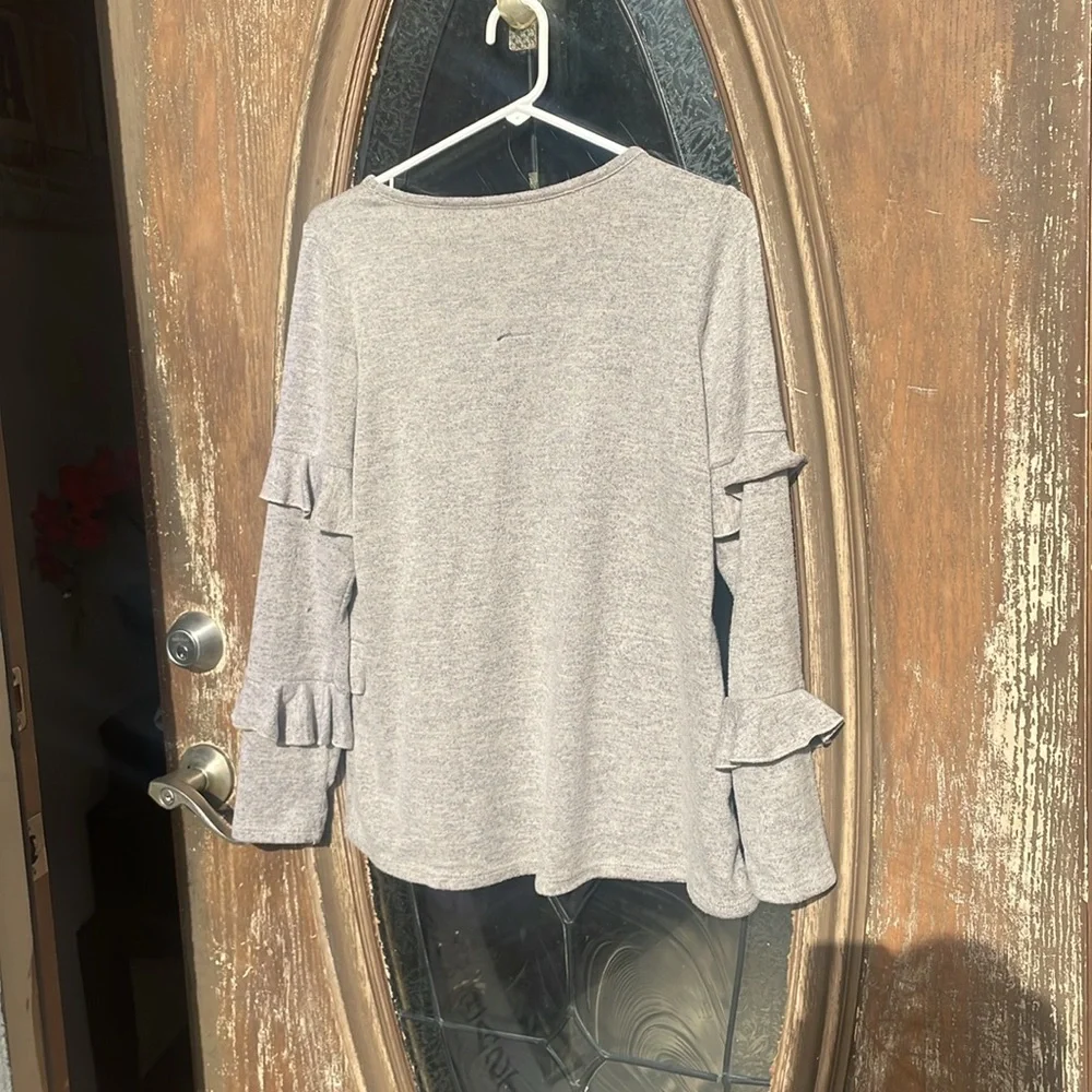 Hailey & Co Ruffle top! Small - Picture 4 of 4